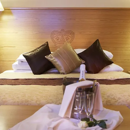 Hotell Crown By Compass Hospitality 4*