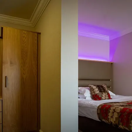 Otel Crown By Compass Hospitality