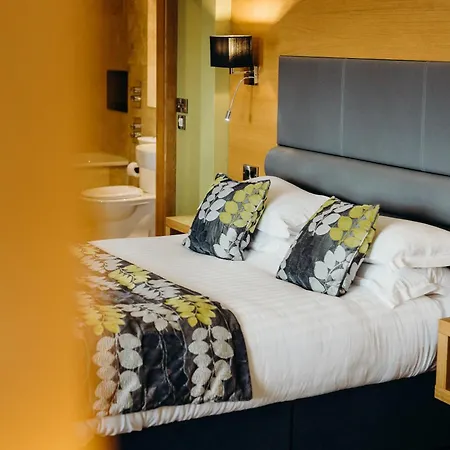 Hotel Crown By Compass Hospitality 4*