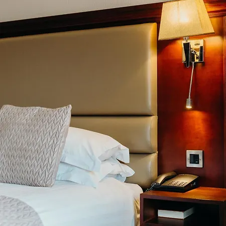 Crown By Compass Hospitality Hotell 4*