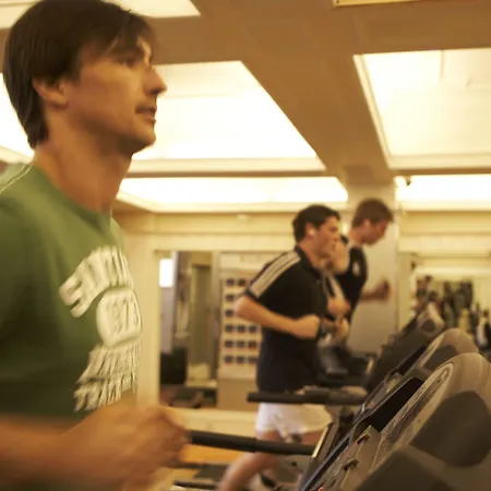 מלון Crown By Compass Hospitality