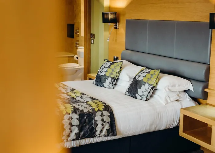 Hotel Crown By Compass Hospitality 4*