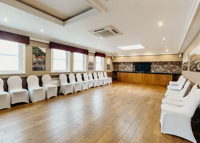 Hotel Crown By Compass Hospitality 4*